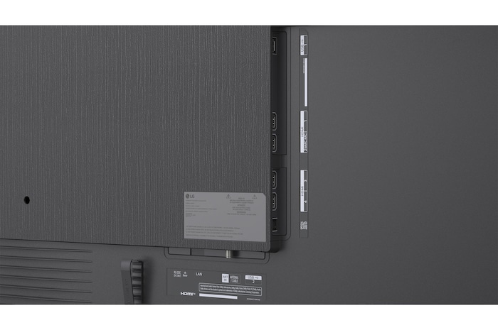 Der LG Micro RGB evo AI MRGB96 ist in einem geräumigen, schwarzen Raum nahtlos an der Wand montiert. Es zeigt auffällige Kunstwerke in lebendigen Farben, die mit dem umgebenden Raum harmonieren.