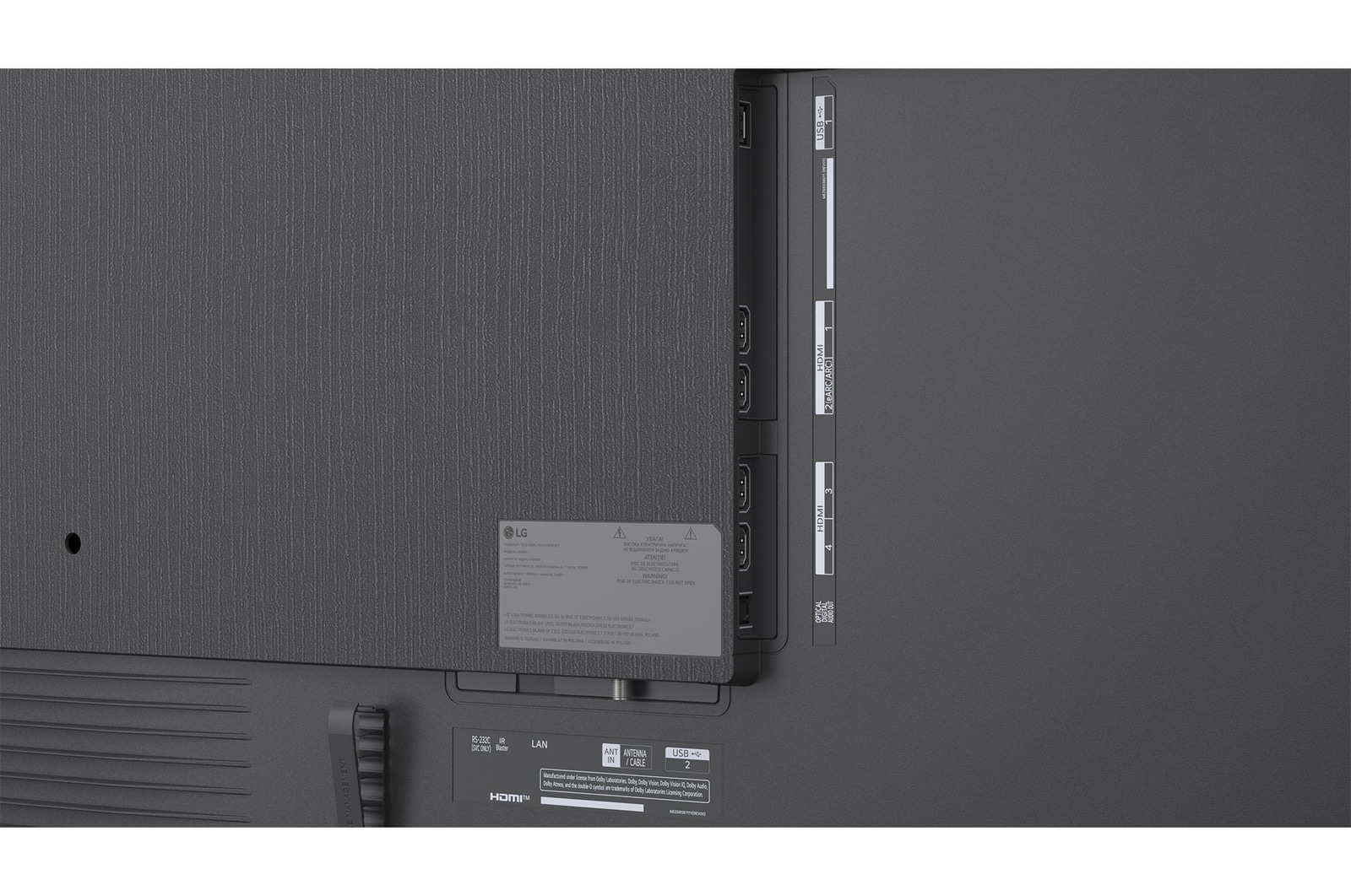 Der LG Micro RGB evo AI MRGB96 ist in einem geräumigen, schwarzen Raum nahtlos an der Wand montiert. Es zeigt auffällige Kunstwerke in lebendigen Farben, die mit dem umgebenden Raum harmonieren.