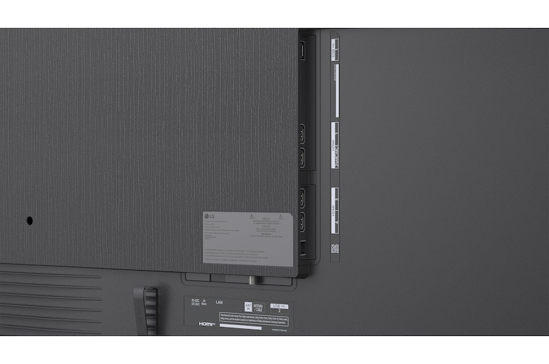 Der LG Micro RGB evo AI MRGB96 ist in einem geräumigen, schwarzen Raum nahtlos an der Wand montiert. Es zeigt auffällige Kunstwerke in lebendigen Farben, die mit dem umgebenden Raum harmonieren. 