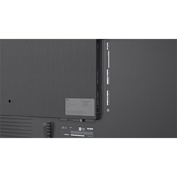 Der LG Micro RGB evo AI MRGB96 ist in einem geräumigen, schwarzen Raum nahtlos an der Wand montiert. Es zeigt auffällige Kunstwerke in lebendigen Farben, die mit dem umgebenden Raum harmonieren.