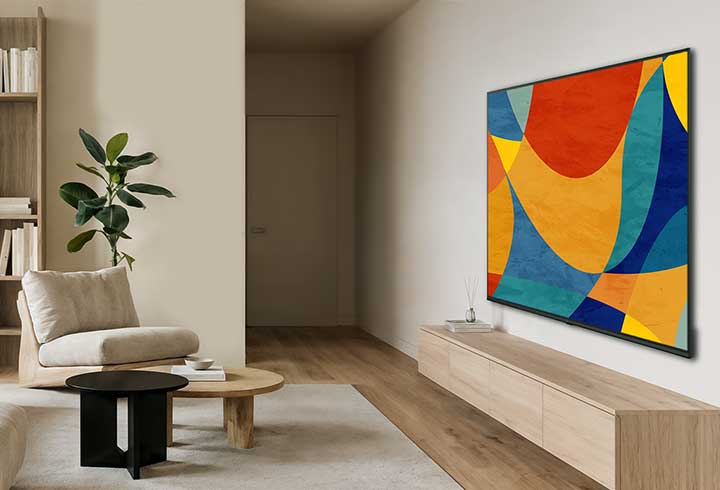 Der LG NANO 4K UHD AI NU8E mit Slim Design ist in einem hellen, offenen Wohnbereich an der Wand montiert. Es fügt sich mit seinem schlanken Profil nahtlos in den Raum. Auf dem Bildschirm sind lebendige, mehrfarbige abstrakte Formen zu sehen.