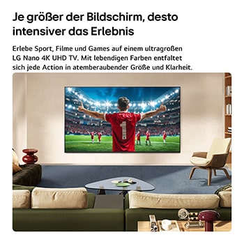 Ein wandmontierter LG NANO 4K UHD AI NU80 Ultra Big TV zeigt die Jubelszene eines Fußballspielers im Stadion unter hellen Scheinwerfern, wobei lebendige Farben, Klarheit und eine beeindruckende Größe hervorgehoben werden.