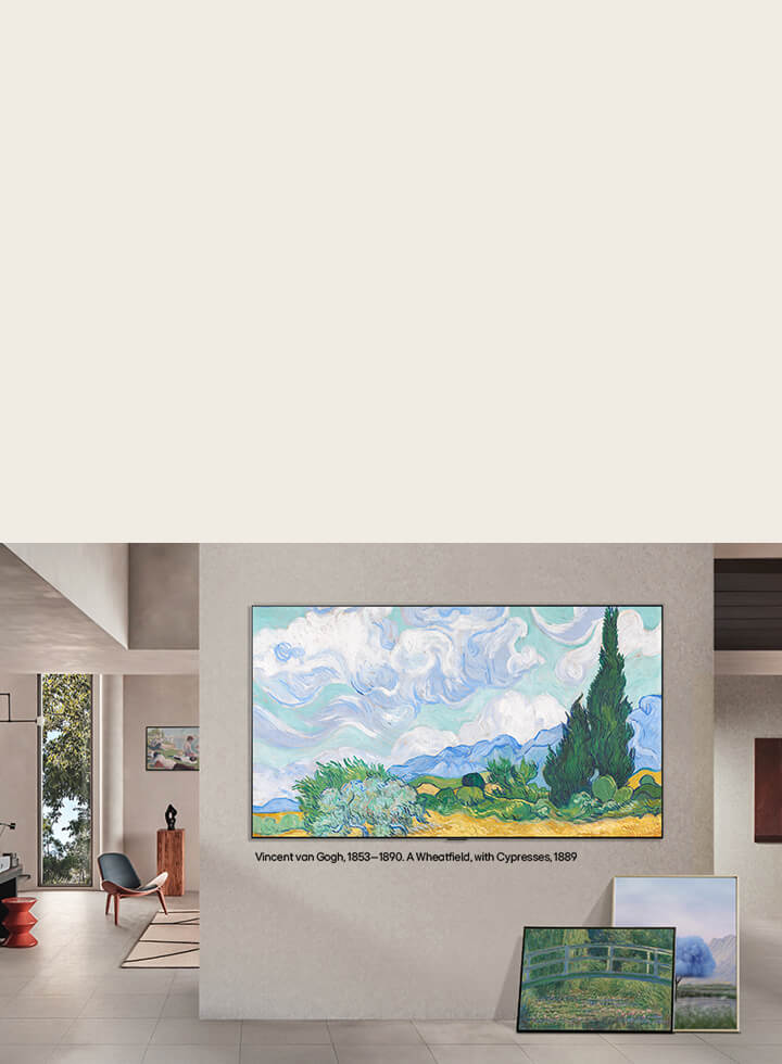Der LG OLED evo AI C6 mit LG Gallery+ Diverse Art Content zeigt ein Landschaftsgemälde von Vincent van Gogh auf einem wandmontierten Bildschirm in einem Wohnraum im Stil einer Galerie, begleitet von einer Leinwand und weiteren gerahmten Kunstwerken in der Nähe. 