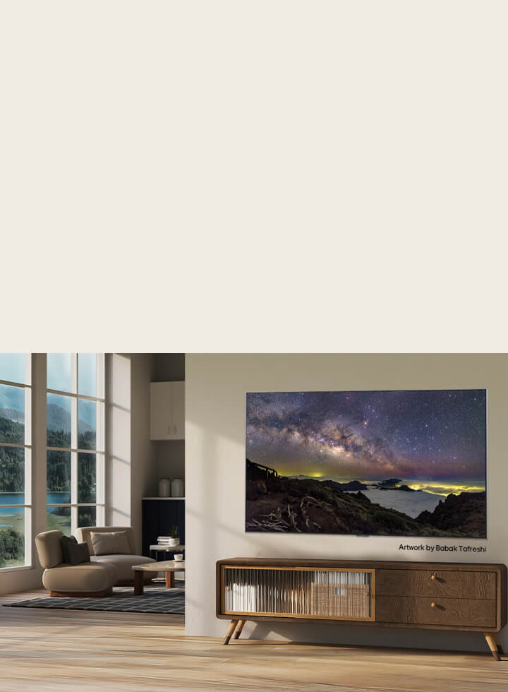 Der LG OLED evo AI C6 mit LG Gallery+ mit vielfältigen Kunstinhalte zeigt ein Kunstwerk von Babak Tafreshi mit einer Nachthimmel-Landschaft in einem modernen Wohnraum als Teil eines kuratierten Kunsterlebnisses innerhalb der TV-Oberfläche.