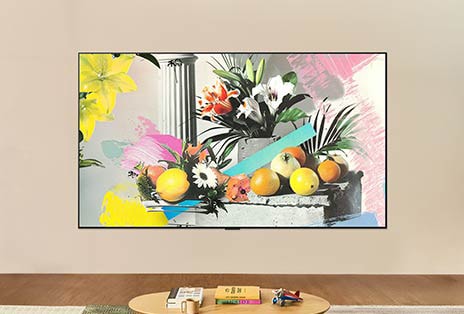 Der LG OLED evo AI G6 ist in einem hellen Raum an der Wand montiert und zeigt im Galeriemodus ein farbenfrohes Blumen- und Obstkunstwerk, während die Helligkeitssteuerung für optimale Sichtverhältnisse bei jeder Lichtstärke sorgt.