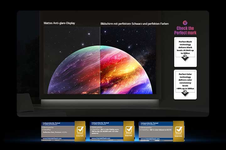 Der LG OLED evo AI G6 zeigt einen geteilten Bildschirm mit Planeten und Sternen und einer Gegenüberstellung eines matten Displays mit Anti-glare und der Anzeige mit perfektem Schwarz und perfekten Farben, die bei jedem Licht eine klarere Bildqualität bietet. Unterstützt wird sie durch UL-Zertifizierung und Intertek-Zertifizierungen für Farbgenauigkeit und Reflexionsfreiheit.