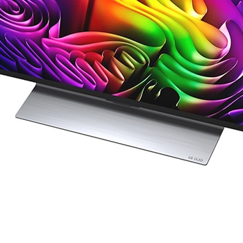Der LG OLED evo AI G6 zeigt eine lebendige Sonnenuntergangsszene über dem Ozean, mit einer Soundbar und einem Lautsprecher unter dem Bildschirm, die einen ruhigen und stimmungsvollen Wohnbereich aufwerten.