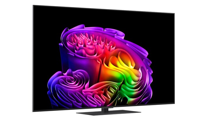 Der LG OLED evo AI G6 ist bündig an der Wand eines modernen Wohnzimmers angebracht. Er zeigt eine lebendige Aurora über einem ruhigen Küstendorf, die einem gerahmten Bild an der Wand ähnelt.