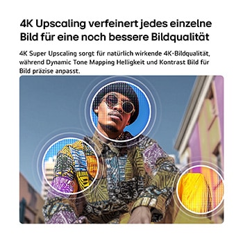 Ein LG QNED evo AI QNED80 Mini LED mit 4K Super Upscaling und Dynamic Tone Mapping zeigt eine Außenszene aus der Froschperspektive mit einem Mann zwischen farbenfrohen Gebäuden. KI erkennt die Szene und skaliert jedes Einzelbild auf 4K-Auflösung hoch.