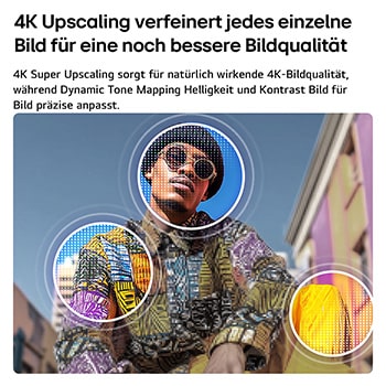 Ein LG QNED evo AI QNED80 Mini LED mit 4K Super Upscaling und Dynamic Tone Mapping zeigt eine Außenszene aus der Froschperspektive mit einem Mann zwischen farbenfrohen Gebäuden. KI erkennt die Szene und skaliert jedes Einzelbild auf 4K-Auflösung hoch.