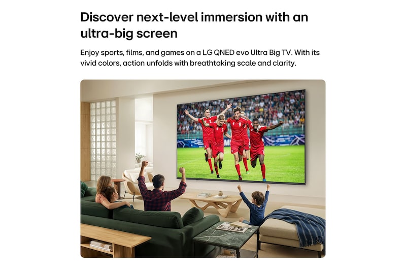 Ein in einem hellen Wohnzimmer an der Wand befestigter LG QNED evo AI QNED80 Mini LED Ultra Big TV zeigt einen intensiven Fußballjubel in lebendigen Farben und in einer gesteigerten Bildqualität auf einem Breitbildschirm. Auf Sofas sitzende Familienmitglieder jubeln gemeinsam.