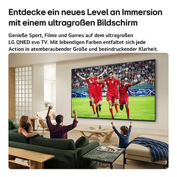 Ein in einem hellen Wohnzimmer an der Wand befestigter LG QNED evo AI QNED80 Mini LED Ultra Big TV zeigt einen intensiven Fußballjubel in lebendigen Farben und in einer gesteigerten Bildqualität auf einem Breitbildschirm. Auf Sofas sitzende Familienmitglieder jubeln gemeinsam.