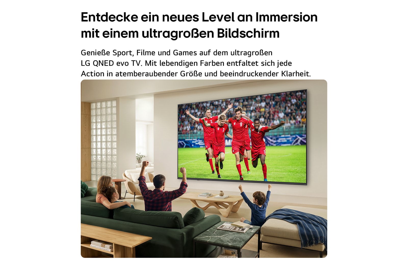 Ein in einem hellen Wohnzimmer an der Wand befestigter LG QNED evo AI QNED80 Mini LED Ultra Big TV zeigt einen intensiven Fußballjubel in lebendigen Farben und in einer gesteigerten Bildqualität auf einem Breitbildschirm. Auf Sofas sitzende Familienmitglieder jubeln gemeinsam.