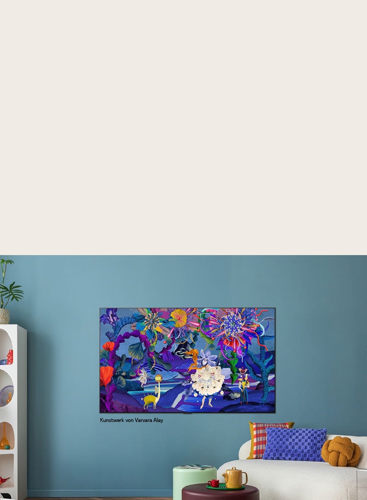 Ein LG QNED evo AI QNED82 Mini LED mit LG Gallery+ zeigt ein Kunstwerk mit Naturmotiven von Varvara Alay. Es ist als Teil des kuratierten Kunstinhalts TVs bündig an einer blauen Wohnzimmerwand angebracht. 
