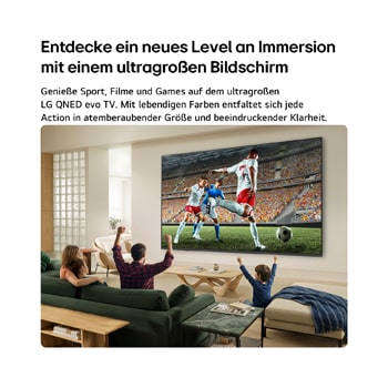 Ein LG QNED evo AI QNED82 Mini LED Ultra Big TV in einem Wohnzimmer zeigt eine intensive, großformatige Fußballszene in einer gesteigerten Bildqualität und in lebendigen Farben auf einem Breitbildschirm. Auf Sofas sitzende Familienmitglieder jubeln gemeinsam.