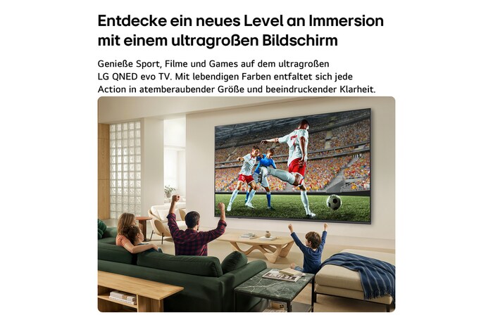 Ein LG QNED evo AI QNED82 Mini LED Ultra Big TV in einem Wohnzimmer zeigt eine intensive, großformatige Fußballszene in einer gesteigerten Bildqualität und in lebendigen Farben auf einem Breitbildschirm. Auf Sofas sitzende Familienmitglieder jubeln gemeinsam.