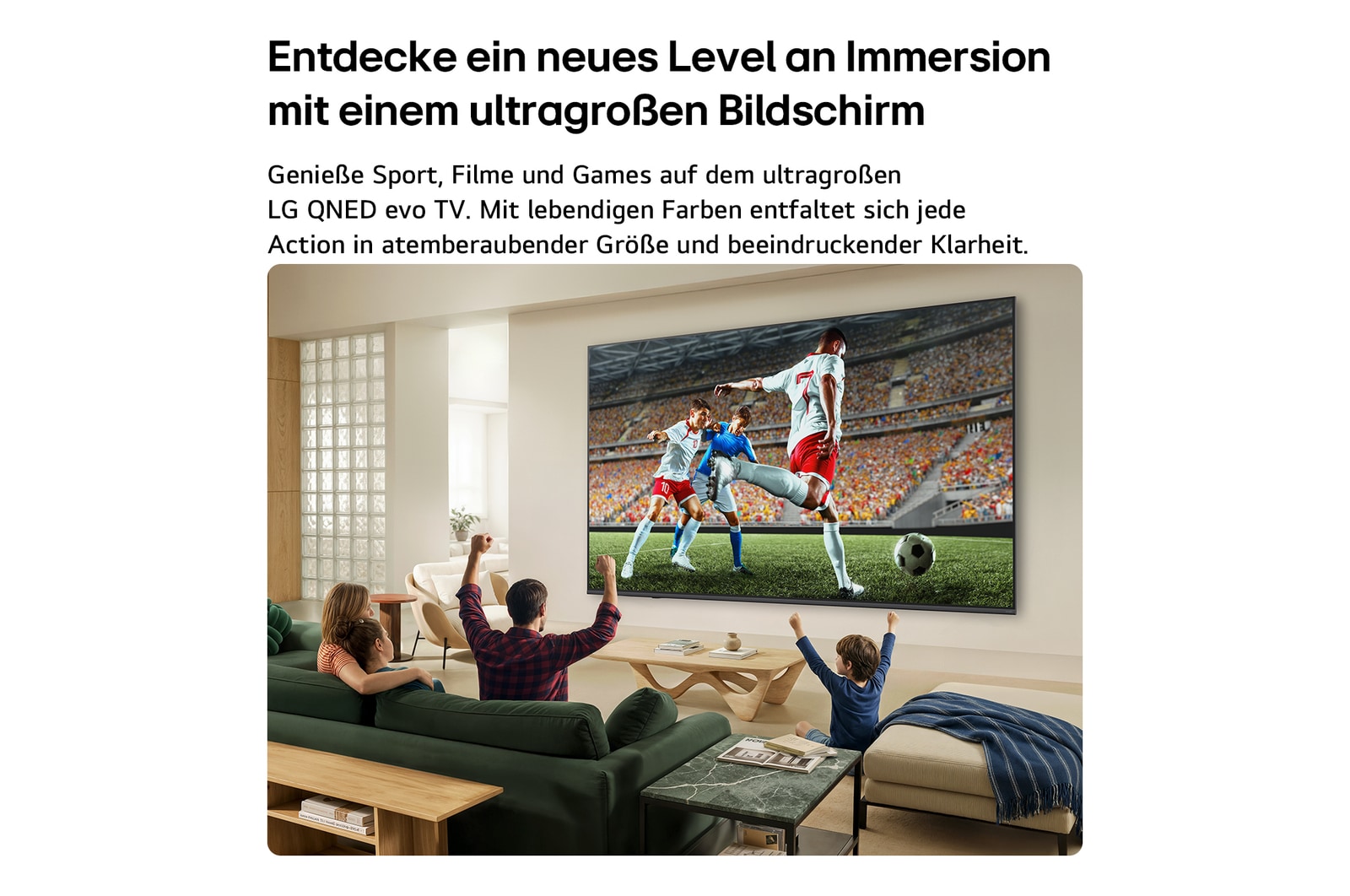 Ein LG QNED evo AI QNED82 Mini LED Ultra Big TV in einem Wohnzimmer zeigt eine intensive, großformatige Fußballszene in einer gesteigerten Bildqualität und in lebendigen Farben auf einem Breitbildschirm. Auf Sofas sitzende Familienmitglieder jubeln gemeinsam.