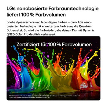 Ein LG QNED evo AI QNED82 Mini LED Ultra Big TV in einem Wohnzimmer zeigt eine intensive, großformatige Fußballszene in einer gesteigerten Bildqualität und in lebendigen Farben auf einem Breitbildschirm. Auf Sofas sitzende Familienmitglieder jubeln gemeinsam.