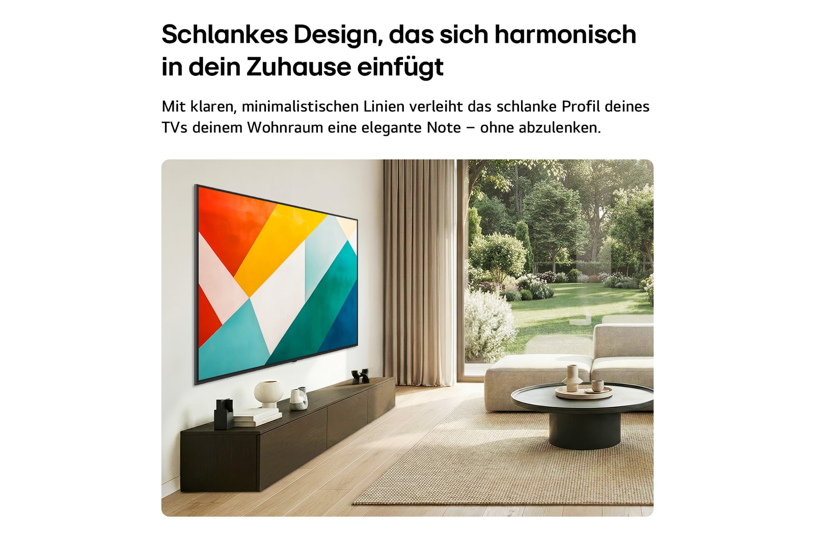 Ein in einem hellen, offenen Wohnbereich an die Wand montierter LG QNED evo AI QNED85 Mini LED in superschlankem Design fügt sich nahtlos in die Inneneinrichtung ein. Der Bildschirm zeigt ein auffälliges geometrisches abstraktes Kunstwerk.