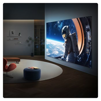 Ein in einem modernen Wohnbereich an die Wand montierter LG QNED evo AI QNED85 Mini LED Ultra Big TV zeigt eine großformatige Astronautenszene auf einem Breitbildschirm, der den Raum visuell füllt und eine starke Kinopräsenz schafft.
