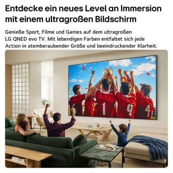 Ein in einem Wohnzimmer an der Wand befestigter LG QNED evo AI QNED85 Mini LED Ultra Big TV zeigt einen intensiven Sportjubel in lebendigen Farben und in einer gesteigerten Bildqualität auf dem Breitbildschirm. Familienmitglieder jubeln gemeinsam.