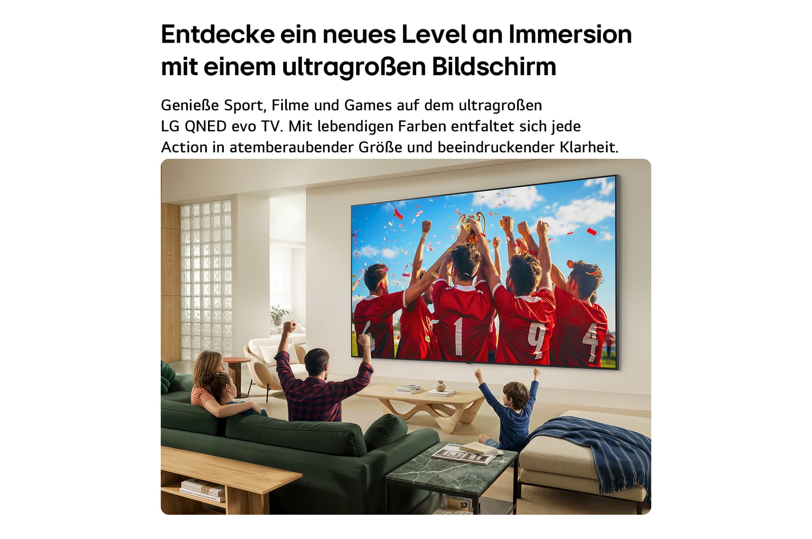 Ein in einem Wohnzimmer an der Wand befestigter LG QNED evo AI QNED85 Mini LED Ultra Big TV zeigt einen intensiven Sportjubel in lebendigen Farben und in einer gesteigerten Bildqualität auf dem Breitbildschirm. Familienmitglieder jubeln gemeinsam.