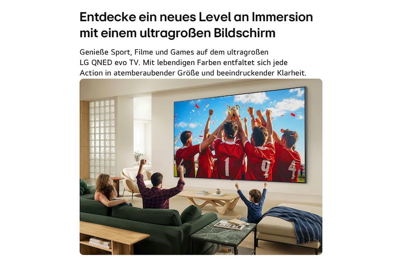 Ein in einem Wohnzimmer an der Wand befestigter LG QNED evo AI QNED85 Mini LED Ultra Big TV zeigt einen intensiven Sportjubel in lebendigen Farben und in einer gesteigerten Bildqualität auf dem Breitbildschirm. Familienmitglieder jubeln gemeinsam.