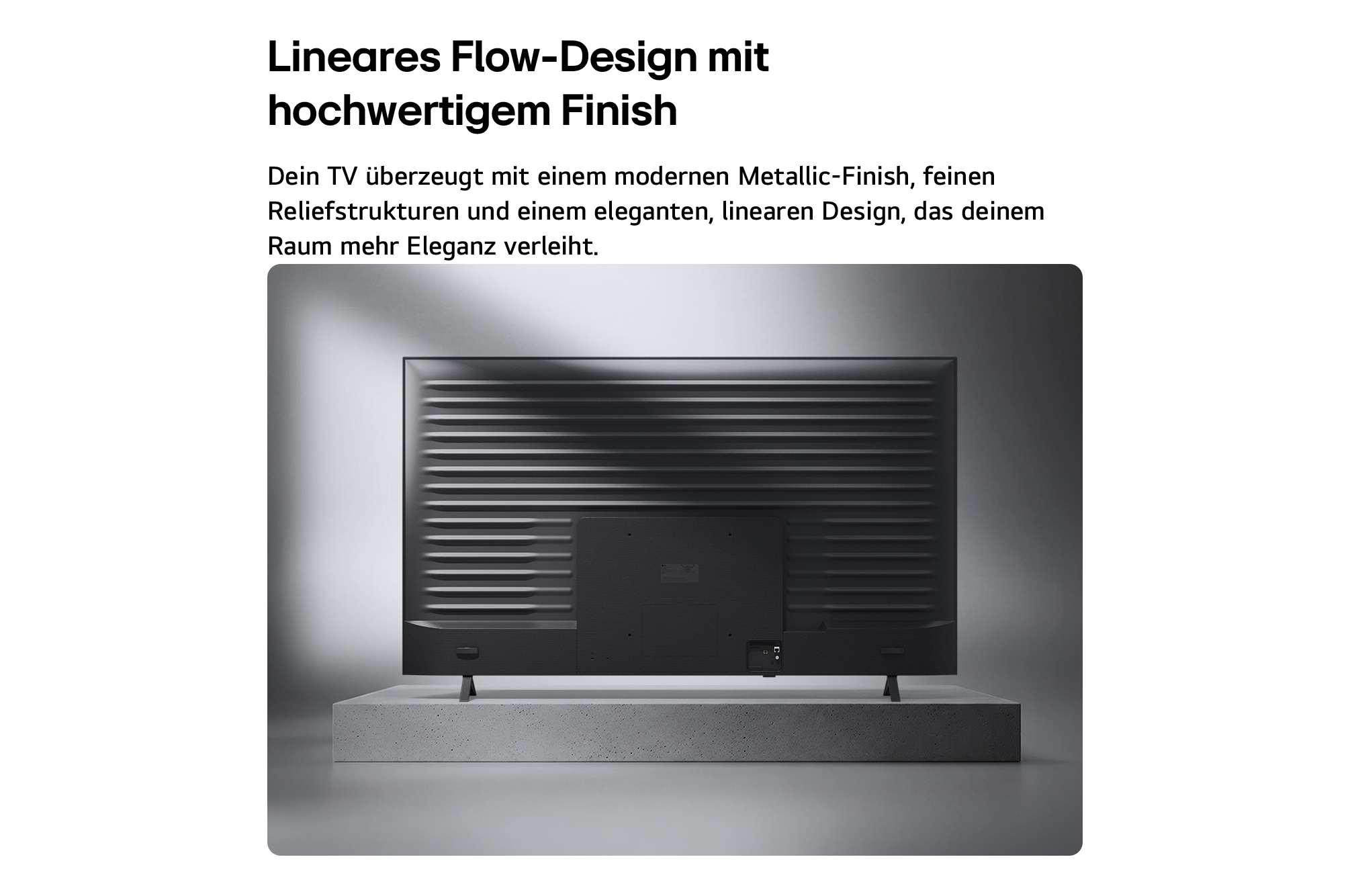 Ein LG QNED AI QNED70 Mini LED wird von hinten gezeigt und präsentiert eine metallische Rückseite mit gleichmäßig angeordneten horizontalen Rillen, die ein klares, strukturiertes Erscheinungsbild schaffen und das Linear Flow Design über die gesamte Oberfläche betonen.