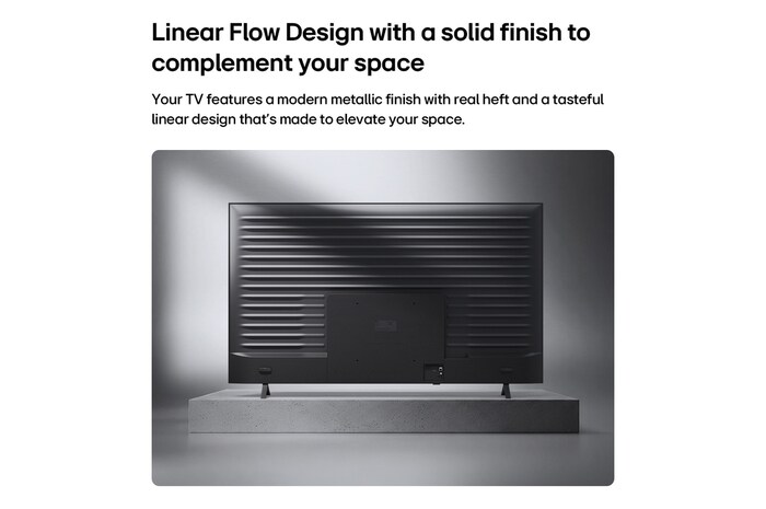 Ein LG QNED AI QNED71 Mini LED wird von hinten gezeigt und präsentiert eine metallische Rückseite mit gleichmäßig angeordneten horizontalen Rillen, die ein klares, strukturiertes Erscheinungsbild schaffen und das Linear Flow Design über die gesamte Oberfläche betonen.