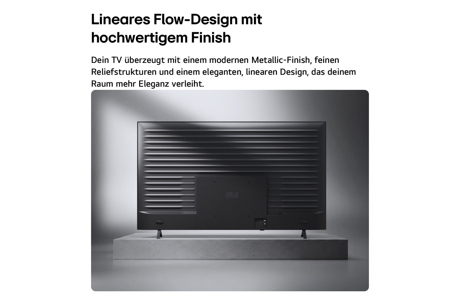 Ein LG QNED AI QNED70 Mini LED wird von hinten gezeigt und präsentiert eine metallische Rückseite mit gleichmäßig angeordneten horizontalen Rillen, die ein klares, strukturiertes Erscheinungsbild schaffen und das Linear Flow Design über die gesamte Oberfläche betonen.
