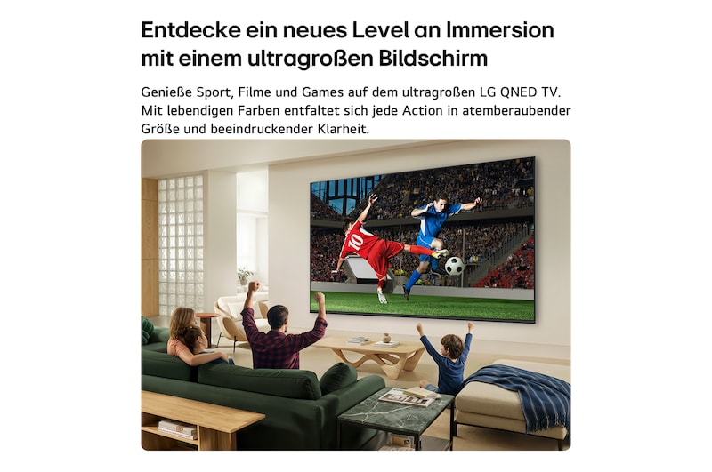 Ein in einem hellen Wohnzimmer an der Wand befestigter LG QNED AI QNED70 Mini LED Ultra Big TV zeigt eine intensive Fußballszene in lebendigen Farben und in einer gesteigerten Bildqualität auf einem Breitbildschirm. Auf Sofas sitzende Familienmitglieder jubeln gemeinsam.