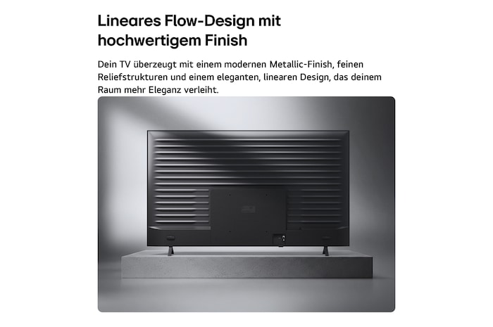 Ein LG QNED AI QNED70 Mini LED wird von hinten gezeigt und präsentiert eine metallische Rückseite mit gleichmäßig angeordneten horizontalen Rillen, die ein klares, strukturiertes Erscheinungsbild schaffen und das Linear Flow Design über die gesamte Oberfläche betonen.