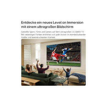 Ein in einem hellen Wohnzimmer an der Wand befestigter LG QNED AI QNED70 Mini LED Ultra Big TV zeigt eine intensive Fußballszene in lebendigen Farben und in einer gesteigerten Bildqualität auf einem Breitbildschirm. Auf Sofas sitzende Familienmitglieder jubeln gemeinsam.
