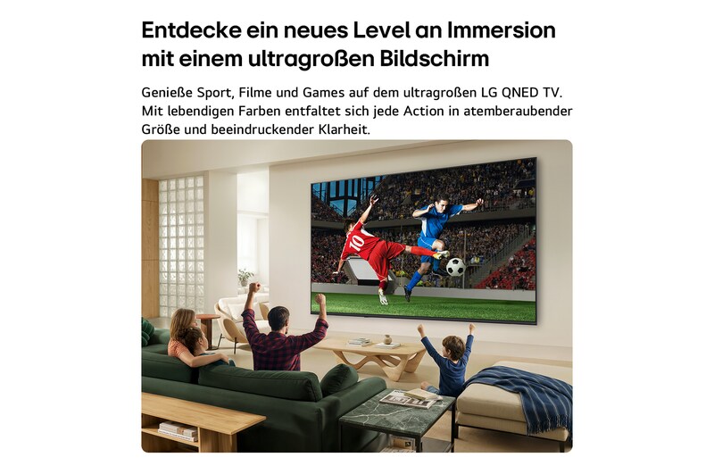 Ein in einem hellen Wohnzimmer an der Wand befestigter LG QNED AI QNED70 Mini LED Ultra Big TV zeigt eine intensive Fußballszene in lebendigen Farben und in einer gesteigerten Bildqualität auf einem Breitbildschirm. Auf Sofas sitzende Familienmitglieder jubeln gemeinsam.