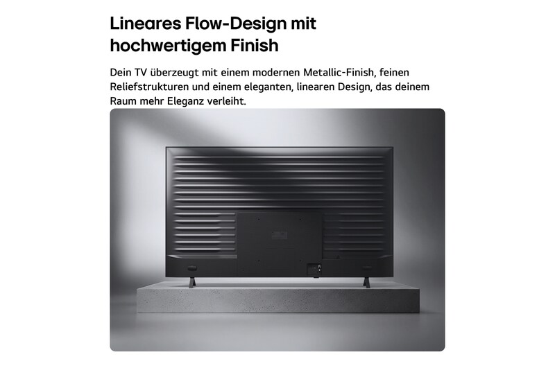 Ein LG QNED AI QNED70 Mini LED wird von hinten gezeigt und präsentiert eine metallische Rückseite mit gleichmäßig angeordneten horizontalen Rillen, die ein klares, strukturiertes Erscheinungsbild schaffen und das Linear Flow Design über die gesamte Oberfläche betonen.