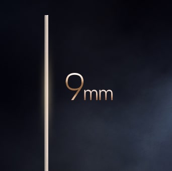 LG OLED evo AI W6 Wallpaper TV med 9 mm tapetdesign fremhæver sin ultraslanke sideprofil mod en mørk baggrund, hvilket understreger problemfri integration i rummet gennem sin bemærkelsesværdigt slanke form.