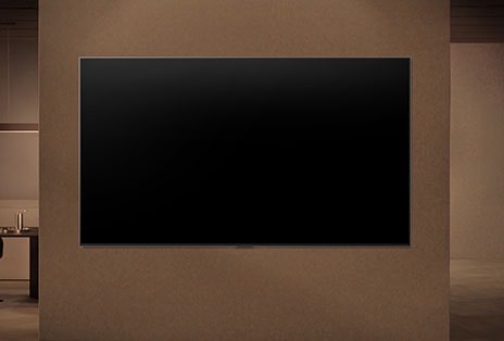 يتم تثبيت LG QNED AI QNED70 Mini LED على الحائط مع إيقاف تشغيل الشاشة، ثم يتم تشغيله مع اقتراب الشخص، باستخدام مستشعرات الحركة لعرض عمل فني دائري تجريدي.