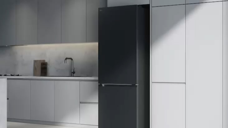 Frigorífico combi de LG instalado en una cocina moderna con un ajuste integrado sin separación.
