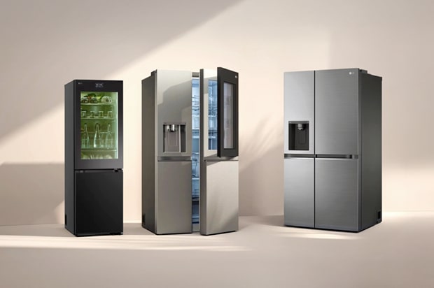 Tres frigoríficos combi LG a la luz del sol. El frigorífico delgado de la izquierda tiene una puerta transparente con estantes iluminados en verde en el interior. A su lado están los modelos de varias puertas y de estilo americano.	