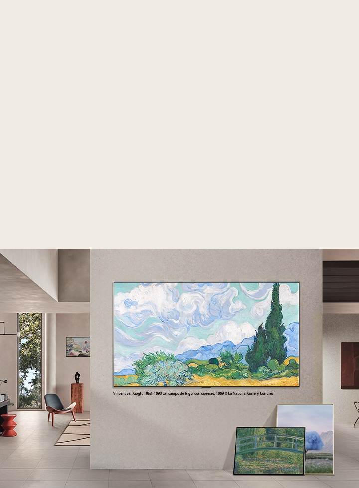 LG QNED evo AI QNED90 con LG Gallery+ Contenido Artístico Diverso exhibe obras de arte en una pantalla montada en la pared en un espacio de vivienda de estilo galería, acompañadas de un lienzo y otras obras enmarcadas cercanas.