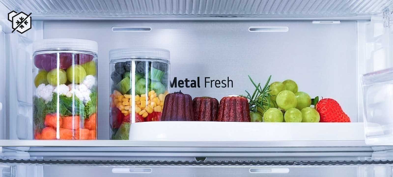 Gros plan de la technologie de congélation Metal Fresh™ du réfrigérateur LG, avec des légumes et desserts frais conservés sans givre d’un côté et avec de la glace de l’autre, mettant en valeur sa fraîcheur.