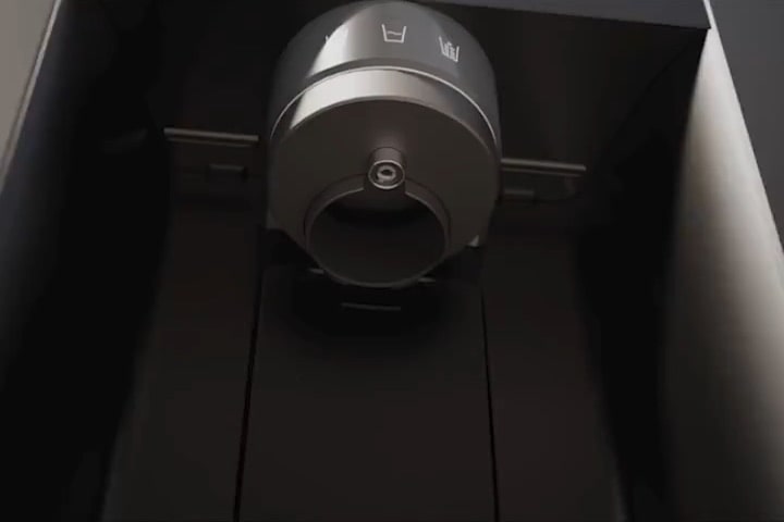 Gros plan sur la buse du distributeur d’eau et de glaçons du réfrigérateur LG, montrant l’intérieur stérilisé lorsque de l’eau propre s’écoule.