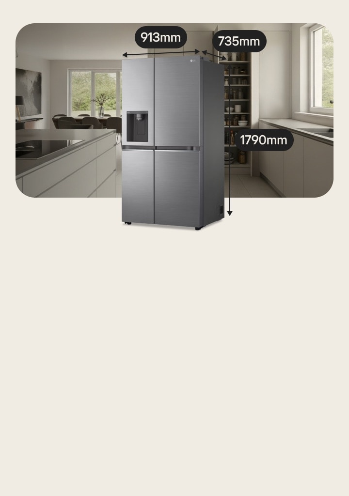 Réfrigérateur congélateur américain LG de grande capacité dans une cuisine spacieuse. Derrière, un garde-manger avec des plats se trouve à droite, une plaque de cuisson à induction à gauche et une table à manger à l’arrière.