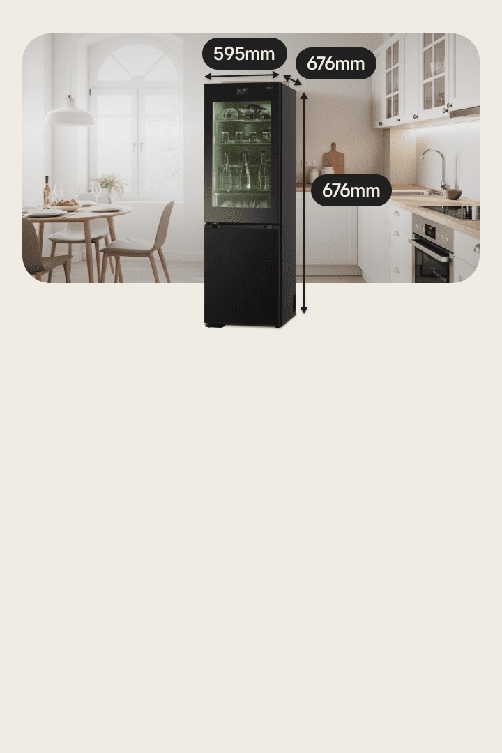 Réfrigérateur congélateur LG compact avec porte transparente éclairée en vert, montrant des bouteilles d’eau et des aliments à l’intérieur. Derrière le réfrigérateur se trouve une cuisine moderne aux tons blancs.