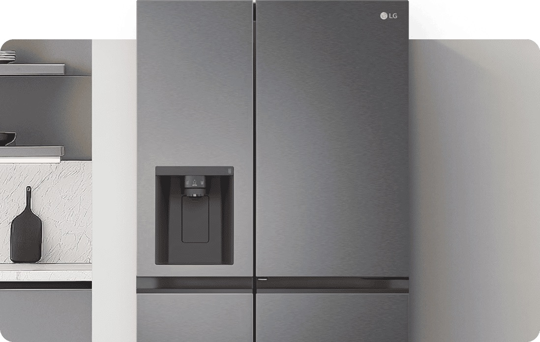 Gros plan d’un réfrigérateur congélateur américain LG avec une finition graphite sombre, parfaitement intégré dans une cuisine contemporaine aux tons neutres, mettant en valeur un distributeur d’eau et de glace élégant.