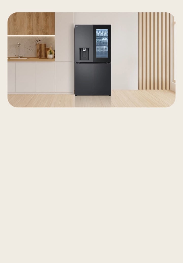 Réfrigérateur-congélateur LG multi-portes noir avec InstaView Door-in-Door, placé dans une cuisine beige. Le réfrigérateur présente un design spacieux avec des sections de rangement visibles.