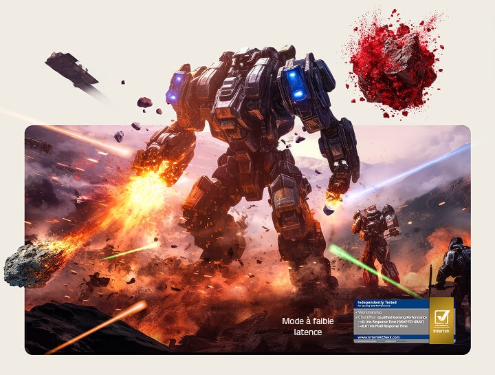 Le TV LG OLED evo AI G6 avec un retard d’affichage faible montre une scène de jeu intense avec un robot de combat imposant au milieu d’explosions, avec du texte à l’écran faisant référence au mode Auto Low Latency Mode (ALLM) et aux performances de jeu certifiées Intertek.
