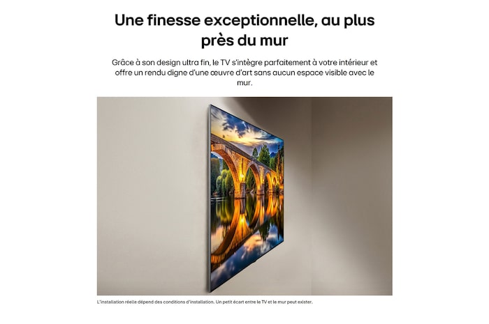 La LG OLED evo AI G6, présentée de côté, met en valeur son design Flush Fit Gallery avec une fixation murale sans écart, affichant une scène nocturne d’un pont éclairé avec des reflets sur l’eau.