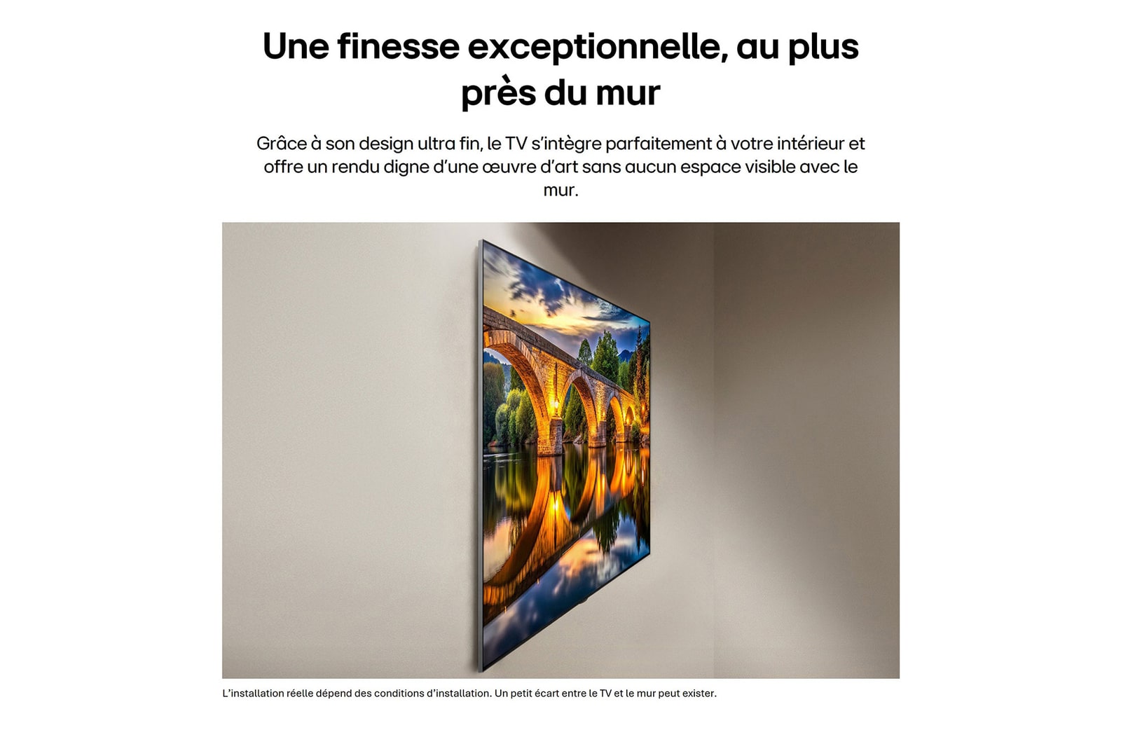 La LG OLED evo AI G6, présentée de côté, met en valeur son design Flush Fit Gallery avec une fixation murale sans écart, affichant une scène nocturne d’un pont éclairé avec des reflets sur l’eau.