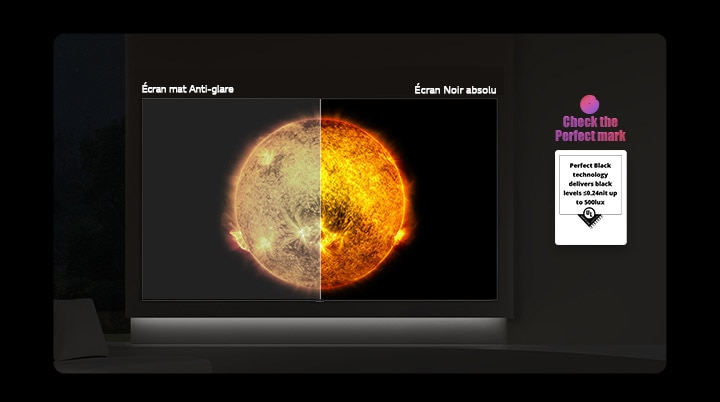 LG OLED AI B6E montre un visuel solaire à écran partagé comparant un écran mat antireflet avec son écran Noir absolu pour une qualité d’image plus claire dans n’importe quelle lumière, soutenu par une certification UL Perfect Black visible.
